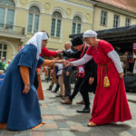 Historische Tänzer auf dem Uniplatz in blauen und roten Gewändern